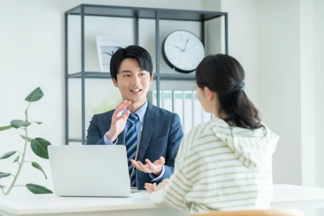 門真市の住宅で屋根修理の訪問営業を受け、その場で契約せず説明を聞いているイメージ