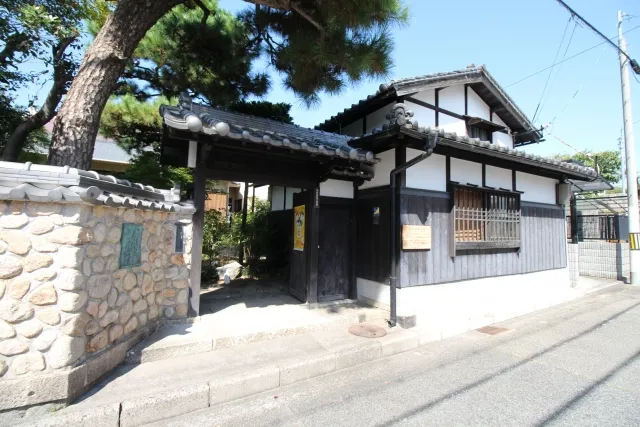 門真市の住宅で見られる瓦屋根の一部破損を部分修理で確認するイメージ