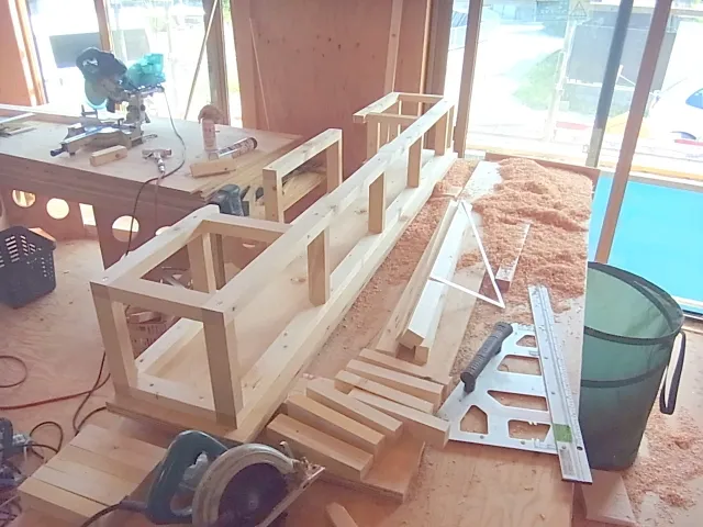 門真市で屋根の部分修理範囲を確認し、見積もりを検討しているイメージ